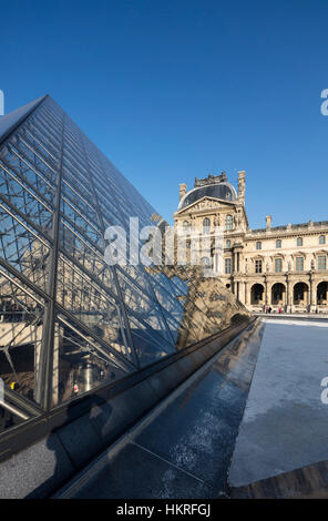 Palazzo del Louvre, il museo e la piramide, Parigi, Francia Foto Stock