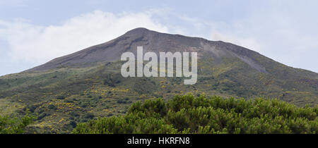 Vista del vulcano attivo di Stromboli, uno delle Isole Eolie Sicilia off Foto Stock