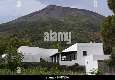 Vista di Stromboli dietro la villa bianca, Isole Eolie Foto Stock