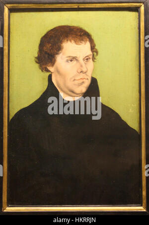 Questo dipinto di Lucas Cranach il Vecchio raffigura Martin Lutero, una figura chiave della riforma protestante, in un ritratto storicamente significativo che cattura il suo carattere e la sua influenza intellettuale. Foto Stock