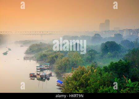 Hanoi - Vista sul Fiume Rosso al tramonto dalla vista dalla lunga Bien Bridge Foto Stock