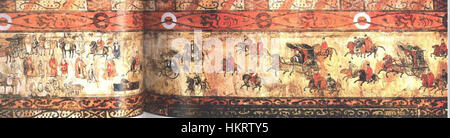 Il murale della tomba di Dahuting, risalente alla dinastia Han orientale, raffigura carri e cavalleria in vividi dettagli. Questo murale fornisce informazioni sulla cultura militare e sulle pratiche di sepoltura dell'epoca, mostrando l'importanza della cavalleria nella Cina Han. Foto Stock