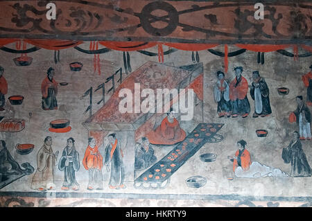 Questo dettaglio murale della tomba di Dahuting, risalente alla dinastia Han orientale, raffigura una scena di banchetto, fornendo un resoconto visivo dell'antica vita e dei costumi cinesi. Il lavoro dettagliato riflette l'arte del tempo e fornisce informazioni sulle pratiche culturali e sulle strutture sociali della dinastia Han. Foto Stock