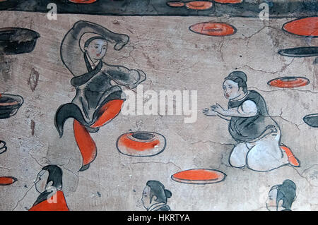 Questo murale della tomba di Dahuting, risalente alla dinastia Han orientale, raffigura una ballerina in intricati dettagli. Le opere d'arte riflettono la vibrante cultura dell'antica Cina, catturando l'eleganza e la grazia del tempo attraverso l'arte espressiva. Foto Stock