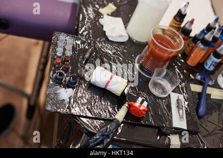 Parti del dermografo e bottiglie con inchiostri colorati Foto Stock