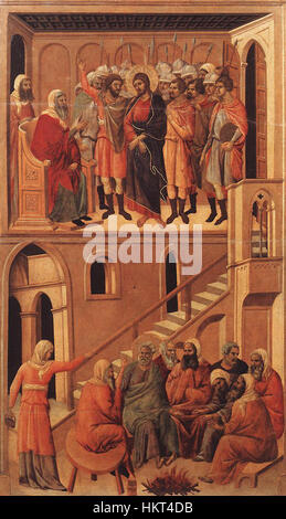 Questo dipinto trecentesco di Duccio di Buoninsegna raffigura due momenti fondamentali della passione di Cristo: L'apparizione di Cristo davanti ad Annas e la negazione di Gesù da parte di Pietro. L'opera mette in evidenza l'uso di dettagli narrativi da parte di Buoninsegna, con colori vivaci e figure intricate, caratteristiche dello stile gotico senese. Foto Stock