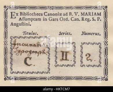 Quest'opera d'arte ex libris è una libreria del Seminario dei coristi agostiniani, che mostra intricati disegni tipici del XVIII secolo. Rappresenta il collegamento tra le istituzioni religiose e la cultura accademica. Foto Stock
