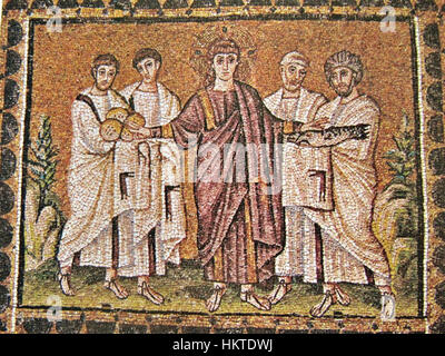 Questo mosaico, trovato nella Basilica di Sant'Apollinare nuovo a Ravenna, rappresenta la scena biblica di Gesù che alimenta la moltitudine. L'intricata opera è un primo esempio di arte cristiana del vi secolo. Foto Stock