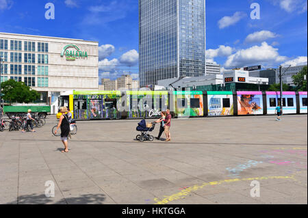 Un moderno tram elettrico viaggia a Alexanderplatz di Berlino, Germania. Foto Stock