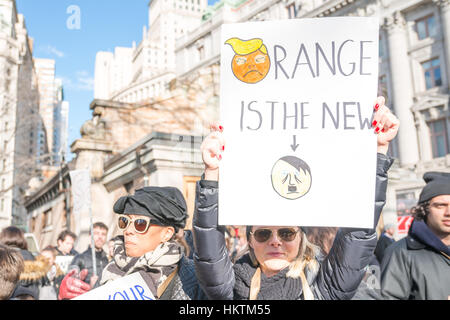 La città di New York, Stati Uniti d'America. 29 gen, 2017. A seguito del rilascio di un ordine esecutivo del Presidente statunitense Trump, e successivo gioco pubblico e soggiorno di emergenza è stato rilasciato dal Distretto orientale Giudice della Corte Federale Ann M. Donnelly. Migliaia di manifestanti hanno tenuto un rally in Battery Park in Manhattan inferiore e hanno marciato a Foley Square in segno di protesta contro la Trump dell amministrazione di politiche in materia di immigrazione. Credito: Albin Lohr-Jones/Pacific Press/Alamy Live News Foto Stock