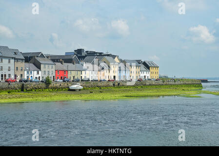 Un colorato street a Galway che è rivolta verso la bocca del fiume Corrib, che fluisce nell'oceano Atlantico Foto Stock