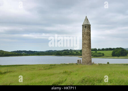 Un vecchio dodicesimo secolo torre sulla isola Devenish che faceva parte di un monastero. Foto Stock