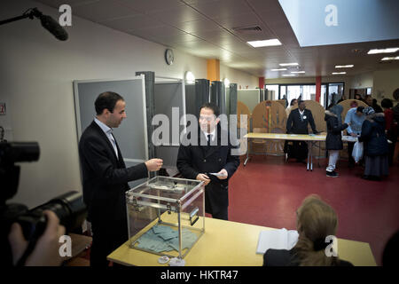 Trappes, Francia. 29 gen, 2017. Benoit Hamon (C) getta il suo voto durante la seconda tornata di primarie a sinistra in corrispondenza di una stazione di polling in Trappes, Francia. Benoit Hamon, ex ministro dell'istruzione e la sinistra tradizionale winger, domenica divenne il candidato di sinistra per la Francia la prossima elezione presidenziale dopo aver battuto il suo rivale Manuel Valls nel primario di run-off, risultati parziali ha dimostrato. Credito: Xinhua/Alamy Live News Foto Stock