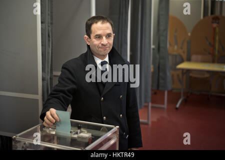 Trappes, Francia. 29 gen, 2017. Benoit Hamon getta il suo voto durante la seconda tornata di primarie a sinistra in corrispondenza di una stazione di polling in Trappes, Francia. Benoit Hamon, ex ministro dell'istruzione e la sinistra tradizionale winger, domenica divenne il candidato di sinistra per la Francia la prossima elezione presidenziale dopo aver battuto il suo rivale Manuel Valls nel primario di run-off, risultati parziali ha dimostrato. Credito: Xinhua/Alamy Live News Foto Stock