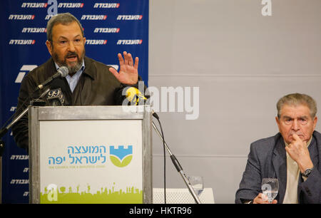 Tel Aviv, Israele. 29 gen, 2017. Ex primo ministro Israeliano Ehud Barak (L) parla durante un partito laburista evento in Tel Aviv, Israele. Credito: Gil Cohen Magen/Xinhua/Alamy Live News Foto Stock