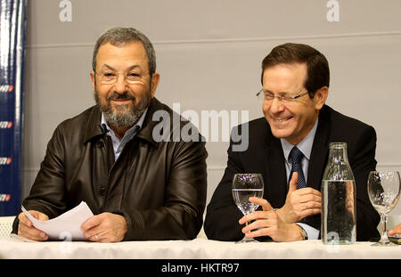 Tel Aviv, Israele. 29 gen, 2017. Ex primo ministro Israeliano Ehud Barak (L) e il leader dell opposizione Isaac Herzog frequentare un partito laburista manifestazione di Tel Aviv, Israele. Credito: Gil Cohen Magen/Xinhua/Alamy Live News Foto Stock