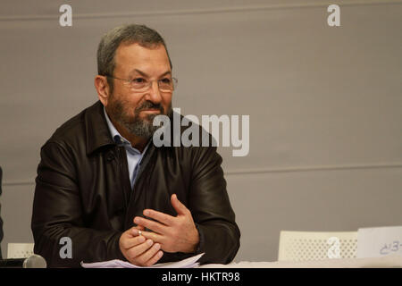 Tel Aviv, Israele. 29 gen, 2017. Ex primo ministro Israeliano Ehud Barak assiste del partito laburista manifestazione di Tel Aviv, Israele. Credito: Gil Cohen Magen/Xinhua/Alamy Live News Foto Stock