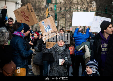 La città di New York, Stati Uniti d'America. 29 gen, 2017. I manifestanti di manifestare contro il Presidente americano Donald Trump il divieto di immigrazione nella città di New York. Credito: Konstantin Sergeyev/Alamy Live News Foto Stock