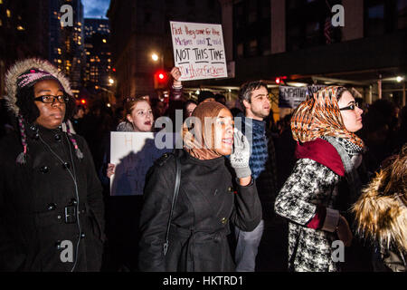 La città di New York, Stati Uniti d'America. 29 gen, 2017. Una donna che indossa un hijab esclamazioni durante una manifestazione di protesta contro il Presidente americano Donald Trump il divieto di immigrazione nella città di New York. Credito: Konstantin Sergeyev/Alamy Live News Foto Stock