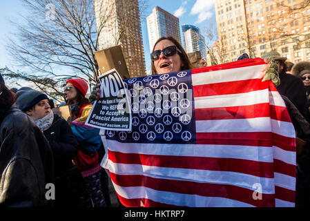 La città di New York, Stati Uniti d'America. 29 gen, 2017. Marzo & Rally: ci sarà la fine dei profughi musulmani e di divieto. Migliaia di Newyorkesi raccolse in Battery Park per un mese di marzo a Foley Square per protestare contro il Presidente Trump il divieto di viaggio contro sette prevalentemente le nazioni musulmane. Credito: Stacy Rosenstock Walsh/Alamy Live News Foto Stock