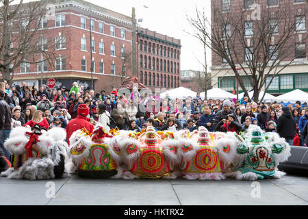 Seattle, Stati Uniti d'America. 29 gen 2017. Membri del Mak Fai Kung Fu Club eseguire una danza leone presso il nuovo anno lunare celebrazione 2017 nel quartiere Chinatown-International. Una fila di costume drago cinese capi attendere sul palco prima dell'esecuzione. Credito: Paolo Gordon/Alamy Live News Foto Stock