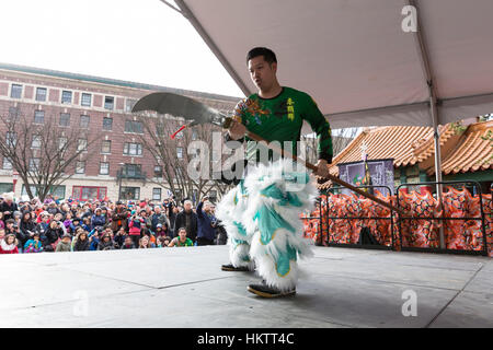 Seattle, Stati Uniti d'America. 29 gen 2017. Membro del Mak Fai Kung Fu Club suona presso il nuovo anno lunare celebrazione 2017 nel quartiere Chinatown-International. Credito: Paolo Gordon/Alamy Live News Foto Stock