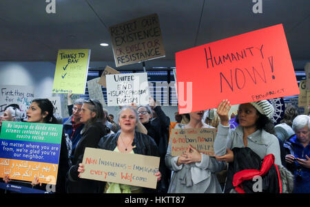 Windsor locks, Stati Uniti d'America. Il 29 gennaio, 2017. protesta contro il presidente Donald Trump's ordine esecutivo di vietare gli immigrati provenienti da sette a maggioranza islamica i paesi del Medio Oriente. Credito: Susan pease/alamy live news Foto Stock