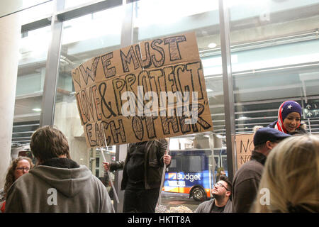 Windsor locks, Stati Uniti d'America. Il 29 gennaio, 2017. protesta contro il presidente Donald Trump's ordine esecutivo di vietare gli immigrati provenienti da sette a maggioranza islamica i paesi del Medio Oriente. Credito: Susan pease/alamy live news Foto Stock