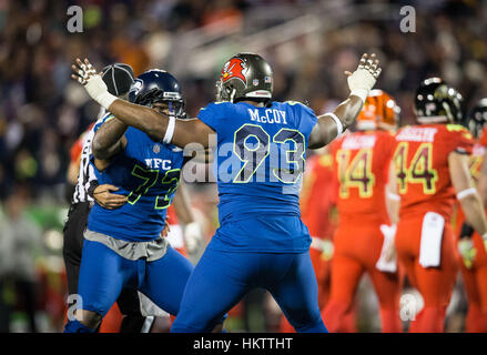 Orlando, Stati Uniti d'America. 29 gen, 2017. Tampa Bay Buccaneers tackle difensivo Gerald McCoy celebra con Seattle Seahawks difensivo fine Michael Bennett dopo Bennett saccheggiata Cincinnati Bengals quarterback Andy Dalton durante il secondo trimestre del AFC NFC Pro Bowl a Camping World Stadium in Orlando, Florida. Credito: Loren Elliott/Tampa Bay volte/ZUMA filo/Alamy Live News Foto Stock