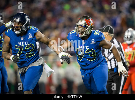 Orlando, Stati Uniti d'America. 29 gen, 2017. Tampa Bay Buccaneers tackle difensivo Gerald McCoy celebra con Seattle Seahawks difensivo fine Michael Bennett dopo Bennett saccheggiata Cincinnati Bengals quarterback Andy Dalton durante il secondo trimestre del AFC NFC Pro Bowl a Camping World Stadium in Orlando, Florida. Credito: Loren Elliott/Tampa Bay volte/ZUMA filo/Alamy Live News Foto Stock