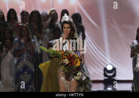 Manila, Filippine. 30 gen, 2017. Miss Francia Iris Mittenaere reagisce come ella è incoronato come vincitore di Miss Universo 2016 presso il centro commerciale Mall of Asia Arena a Manila nelle Filippine. Gli altri finalisti sono Miss Haiti Raquel Pelissier e Miss Colombia Andrea Tovar. Credito: Linus custode Escandor Ii/ZUMA filo/Alamy Live News Foto Stock