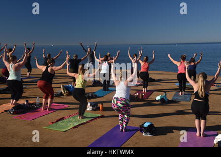 San Diego, California. Il 29 gennaio, 2017. Uno dei numerosi corsi di yoga, guidati da oltre 50 della California del sud gli insegnanti master, offerto oltre i tre giorni di San Diego Festival di Yoga sulla spiaggia dell'oceano di San Diego, California. Questa sessione di yoga è stato offerto su Sunset Cliffs di sunrise. Credito: John D. Ivanko/Alamy Live News Foto Stock