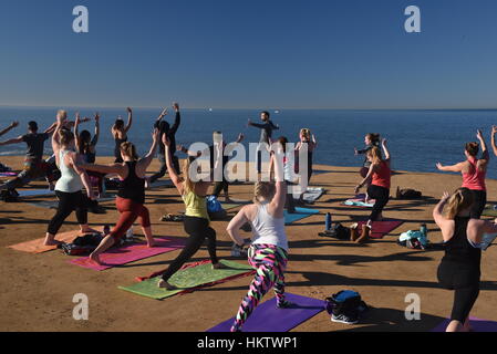 San Diego, California. Il 29 gennaio, 2017. Uno dei numerosi corsi di yoga, guidati da oltre 50 della California del sud gli insegnanti master, offerto oltre i tre giorni di San Diego Festival di Yoga sulla spiaggia dell'oceano di San Diego, California. Questa sessione di yoga è stato offerto su Sunset Cliffs di sunrise. Credito: John D. Ivanko/Alamy Live News Foto Stock