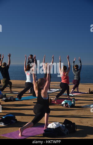 San Diego, California. Il 29 gennaio, 2017. Uno dei numerosi corsi di yoga, guidati da oltre 50 della California del sud gli insegnanti master, offerto oltre i tre giorni di San Diego Festival di Yoga sulla spiaggia dell'oceano di San Diego, California. Questa sessione di yoga è stato offerto su Sunset Cliffs di sunrise. Credito: John D. Ivanko/Alamy Live News Foto Stock