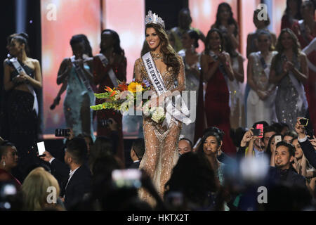 Manila, Filippine. 30 gen, 2017. Iris Mittenaere di Francia sorride dopo che viene annunciato come la nuova Miss Universo 2016 presso il centro commerciale Mall of Asia. Miss Francia Mittenaere Iris è stato proclamato vincitore del sessantacinquesimo Miss Universo pageant. Credito: Linus custode Escandor Ii/ZUMA filo/Alamy Live News Foto Stock