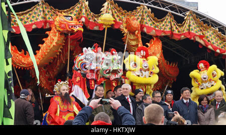 Liverpool, Regno Unito. 29 gen, 2017. Chinatown ha festeggiato il Capodanno cinese della Rooster nello stile con colorati lion, dragon, e unicorn visualizza. Dignitari locali sul palco con un drago, leoni e unicorns. Credito: Pak Hung Chan/Alamy Live News Foto Stock