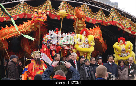 Liverpool, Regno Unito. 29 gen, 2017. Chinatown ha festeggiato il Capodanno cinese della Rooster nello stile con colorati lion, dragon, e unicorn visualizza. Dignitari locali sul palco con un drago, leoni e unicorns. Credito: Pak Hung Chan/Alamy Live News Foto Stock