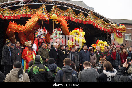 Liverpool, Regno Unito. 29 gen, 2017. Chinatown ha festeggiato il Capodanno cinese della Rooster nello stile con colorati lion, dragon, e unicorn visualizza. Immagine mostra dinitaries locale sul palco. Credito: Pak Hung Chan/Alamy Live News Foto Stock