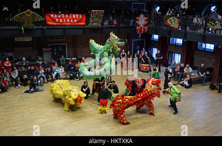 Liverpool, Regno Unito. 29 gen, 2017. Chinatown ha festeggiato il Capodanno cinese della Rooster nello stile con colorati lion, dragon, e unicorn visualizza. La figura mostra una performance nel Black-E Centro Comunitario. Credito: Pak Hung Chan/Alamy Live News Foto Stock