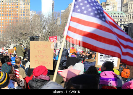 New York, Stati Uniti. 29 gennaio 2017. I newyorkesi si sono alleati a Battery Park preoccupati per il recente divieto sui rifugiati, e i musulmani da parte di Donald Trump. Vogliono inviare un messaggio che gli immigrati e i rifugiati sono benvenuti qui e che proteggeranno i diritti di tutti. 29 gennaio 2017 Foto Stock