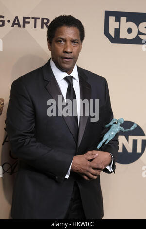 Los Angeles, California, USA. 29 gen, 2017. Attore Denzel Washington, vincitore delle prestazioni eccezionali da un attore in un ruolo di Leader Award per "recinzioni, ' pone in sala stampa durante la XXIII edizione Screen Actors Guild Awards presso il Santuario Expo Hall on gennaio 29, 2017 a Los Angeles, California. Credito: Ringo Chiu/ZUMA filo/Alamy Live News Foto Stock