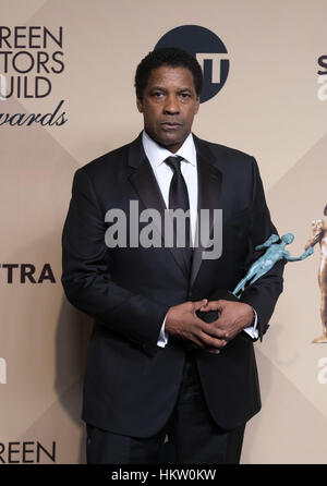 Los Angeles, California, USA. 29 gen, 2017. Attore Denzel Washington, vincitore delle prestazioni eccezionali da un attore in un ruolo di Leader Award per "recinzioni, ' pone in sala stampa durante la XXIII edizione Screen Actors Guild Awards presso il Santuario Expo Hall on gennaio 29, 2017 a Los Angeles, California. Credito: Ringo Chiu/ZUMA filo/Alamy Live News Foto Stock