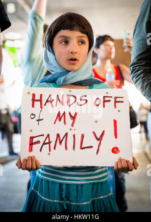 Los Angeles, California, USA. 29 gen, 2017. Persone con segni protestando Presidente Trump's divieto di immigrazione presso l'Aeroporto di Los Angeles in Los Angeles, California, Gennaio 29th, 2017. Credito: Jim Newberry/Alamy Live News Foto Stock