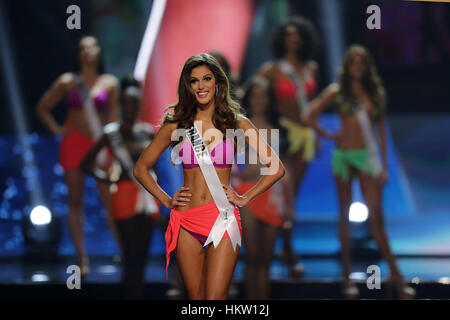 Pasay City, Filippine. 30 gen, 2017. Iris Mittenaere di Francia passeggiate sul palco di Pasay City, Filippine, Gennaio 30, 2017. 86 Miss provenienti da vari paesi e regioni si contendevano il sessantacinquesimo Miss Universo la concorrenza e Iris Mittenaere della Francia è stata incoronata miss Universo 2016. Credito: Rouelle Umali/Xinhua/Alamy Live News Foto Stock