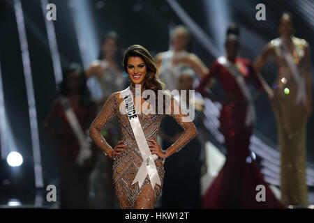 Pasay City, Filippine. 30 gen, 2017. Iris Mittenaere di Francia passeggiate sul palco di Pasay City, Filippine, Gennaio 30, 2017. 86 Miss provenienti da vari paesi e regioni si contendevano il sessantacinquesimo Miss Universo la concorrenza e Iris Mittenaere della Francia è stata incoronata miss Universo 2016. Credito: Rouelle Umali/Xinhua/Alamy Live News Foto Stock