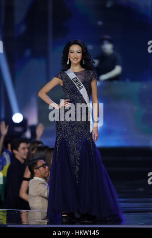 Pasay City, Filippine. 30 gen, 2017. Li Zhenying della Cina passeggiate sul palco di Pasay City, Filippine, Gennaio 30, 2017. 86 Miss provenienti da vari paesi e regioni si contendevano il sessantacinquesimo Miss Universo la concorrenza e Iris Mittenaere della Francia è stata incoronata miss Universo 2016. Credito: Rouelle Umali/Xinhua/Alamy Live News Foto Stock