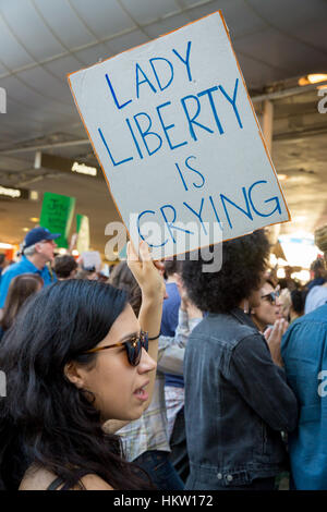 Los Angeles, California, USA. 29 gen, 2017. Persone con segni protestando Presidente Trump's divieto di immigrazione presso l'Aeroporto di Los Angeles in Los Angeles, California, Gennaio 29th, 2017. Credito: Jim Newberry/Alamy Live News Foto Stock