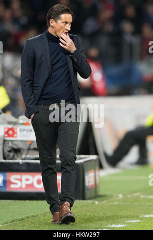 Leverkusen, Germania. 28 gen, 2017. Leverkusen's headcoach Roger Schmidt durante la Bundesliga partita di calcio tra Bayer Leverkusen e Borussia Moenchengladbach al BayArena a Leverkusen, Germania, 28 gennaio 2017. Foto: Marius Becker/dpa/Alamy Live News Foto Stock