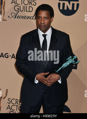 Los Angeles, Stati Uniti d'America. 29 gen, 2017. Denzel Washington 0270 arrivando al ventitreesimo schermo annuale attore Awards 2017 presso l'Anfiteatro del Santuario di Los Angeles. Il 29 gennaio 2017. Credito: Gamma-USA/Alamy Live News Foto Stock