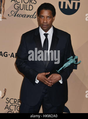 Los Angeles, Stati Uniti d'America. 29 gen, 2017. Denzel Washington 0271 arrivando al ventitreesimo schermo annuale attore Awards 2017 presso l'Anfiteatro del Santuario di Los Angeles. Il 29 gennaio 2017. Credito: Gamma-USA/Alamy Live News Foto Stock